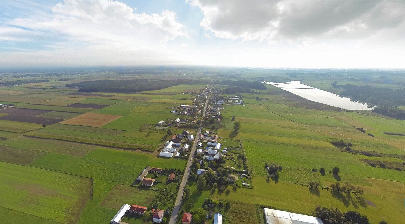 Panorama miejscowości, pól i zbiornika wodnego