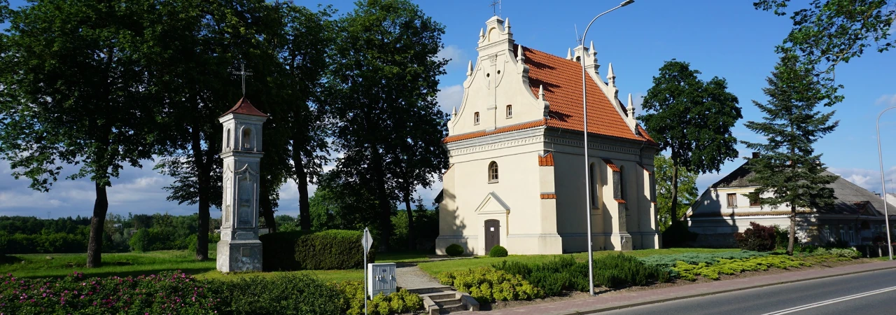 Zabytkowa kaplica w otoczeniu zieleni